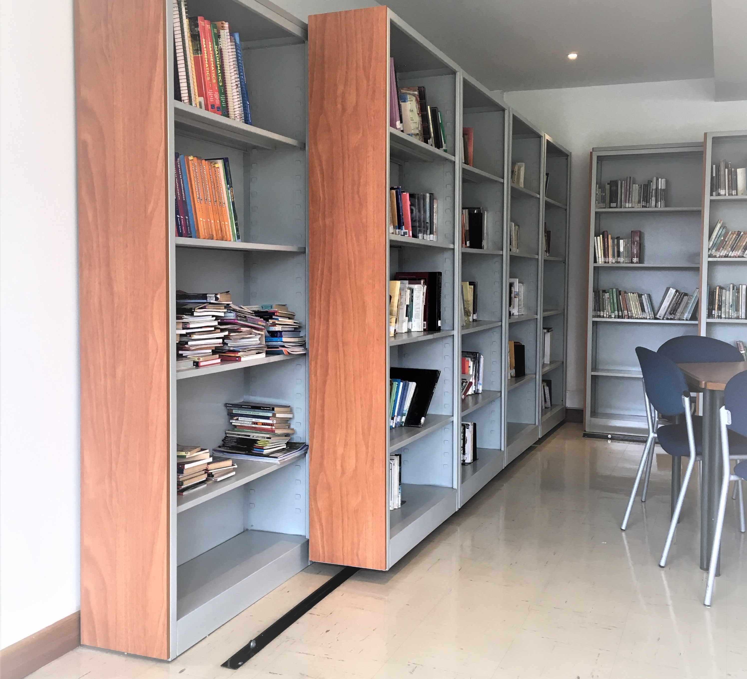 Estantería abierta de doble cara — estanterías para instituciones educativas en Colombia (vista 2)