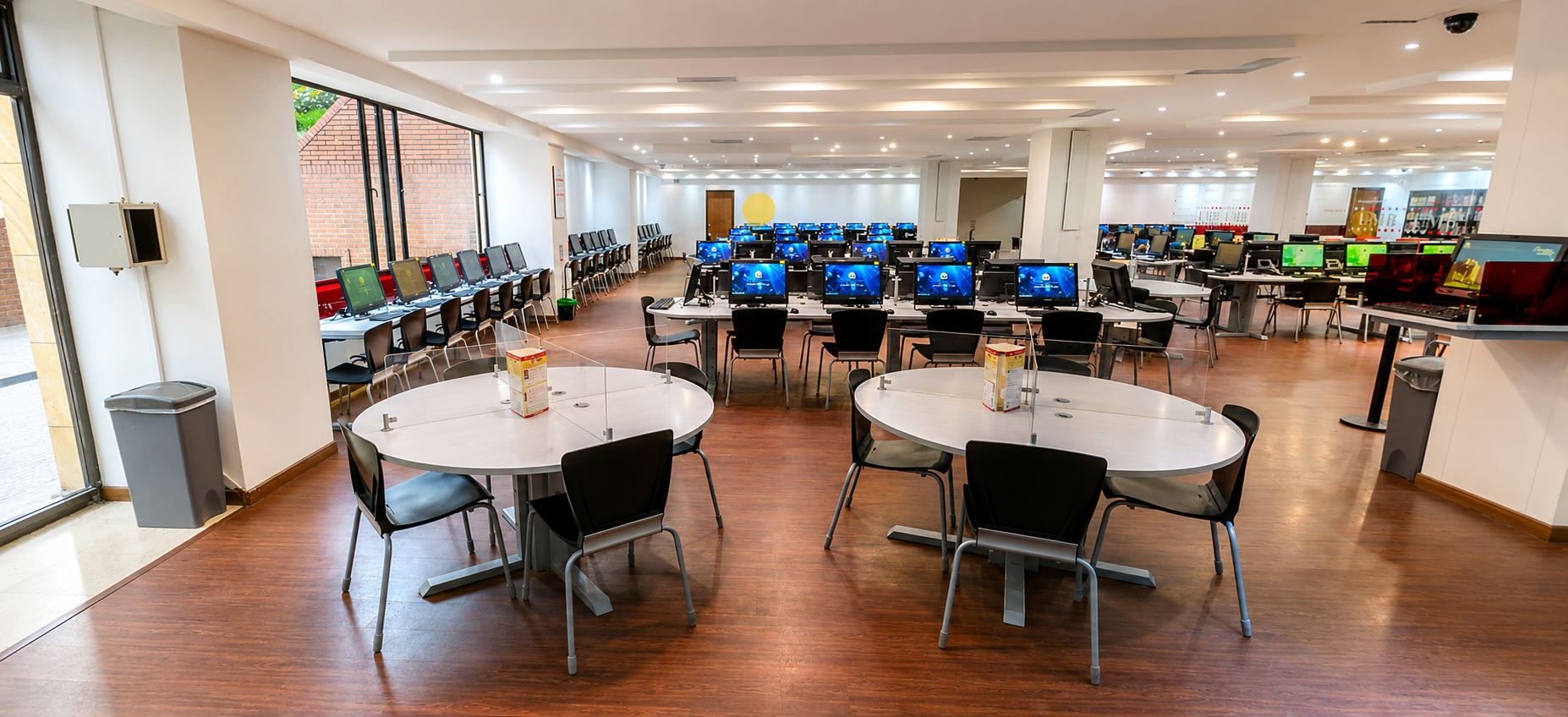 Modernización Biblioteca Universitaria — proyecto de mobiliario institucional en Bogotá